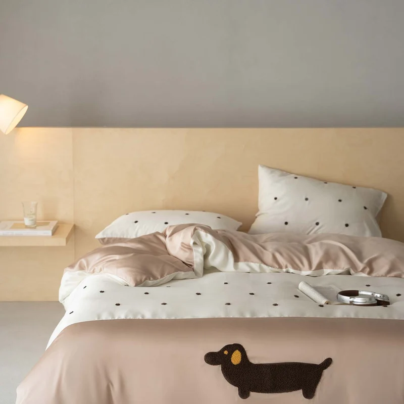 Satin bedding set with dachshund appliqué and fine polka dot pattern Stornfield