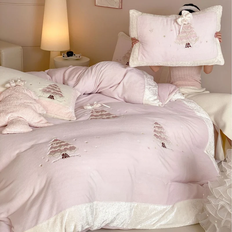 Luxury children's bedding set with embroidered fir trees, velvet trim and cuddly pillow Stornfield