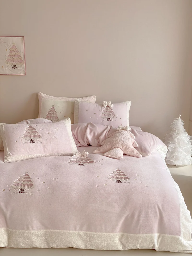 Luxury children's bedding set with embroidered fir trees, velvet trim and cuddly pillow Stornfield