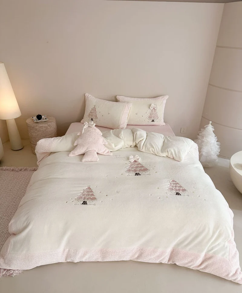 Luxury children's bedding set with embroidered fir trees, velvet trim and cuddly pillow Stornfield