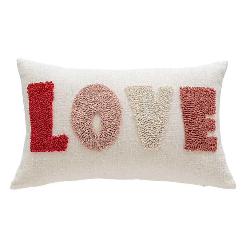 Rechteckiges tufted Buchstaben-Lendenkissen mit Loop-Pile 'LOVE' Akzent