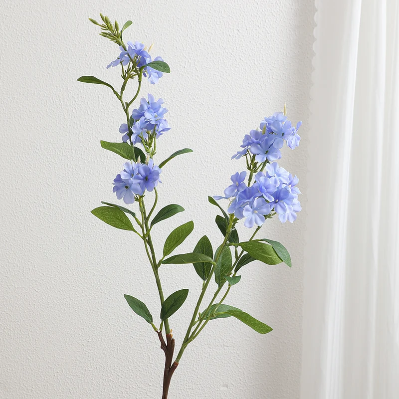 Dekorativer Kunstzweig mit weißen Blüten Karnz