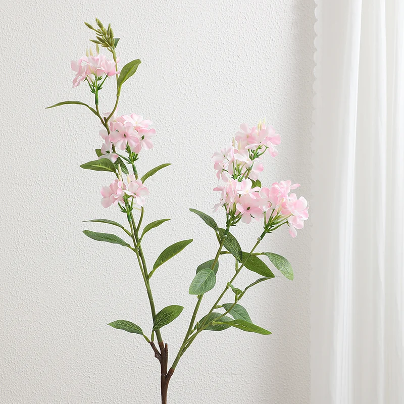 Dekorativer Kunstzweig mit weißen Blüten Karnz
