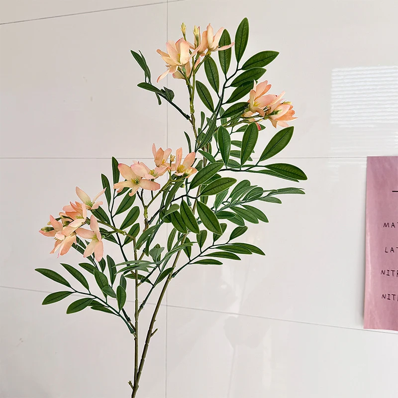 Dekorativer Kunstblütenzweig mit zarten Blüten Karnz