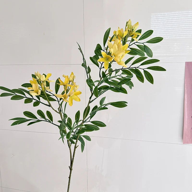 Dekorativer Kunstblütenzweig mit zarten Blüten Karnz