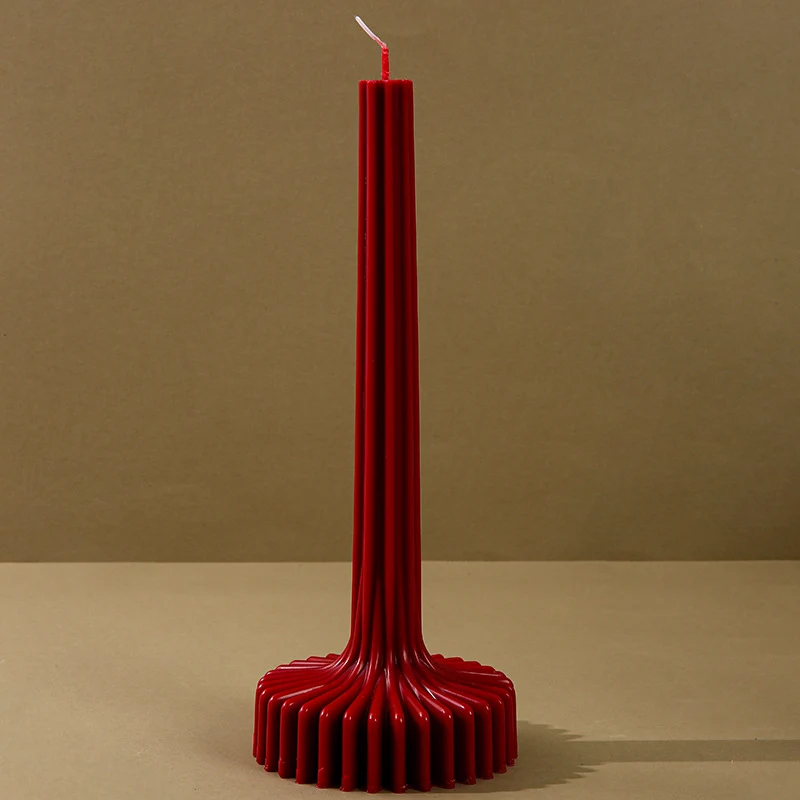 Skulptural geflammter Sockel-Taper-Kerze mit radial gefälteltem Fuß