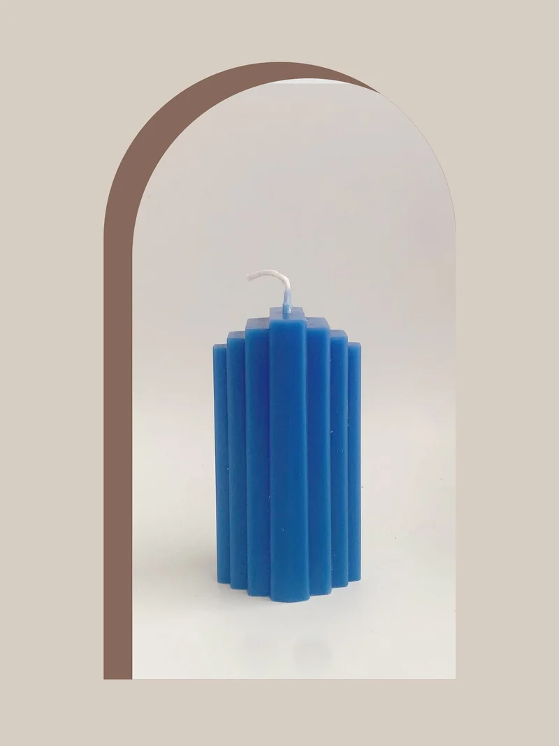 Rippte skulptural Säulenk candle mit vertikalem Rillenprofil