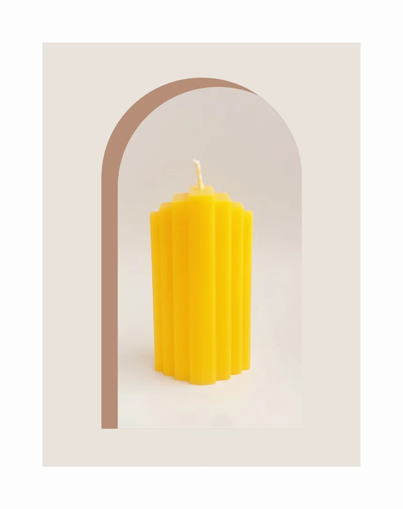 Rippte skulptural Säulenk candle mit vertikalem Rillenprofil