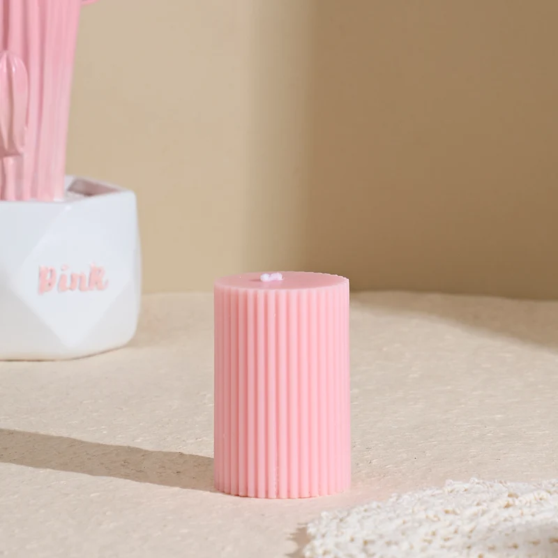 Ribbed Säulenpfeilerkerze mit Glasständerhalter