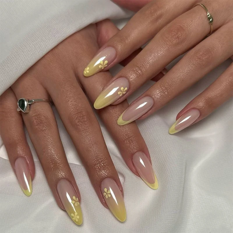 Florale Akzent-Gel-Nagelkunst Karnz