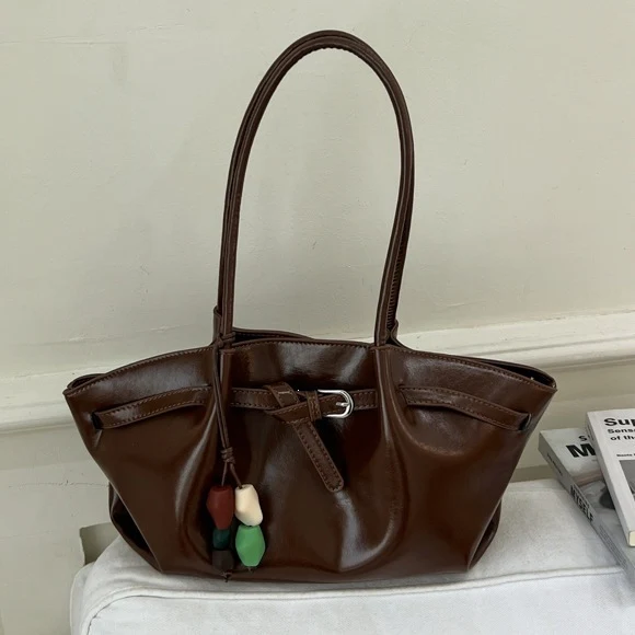 Sleek Minimalist Leather Tote Bag