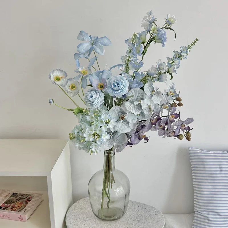 Luxuriöser Kunstblumenstrauß mit blühenden Orchideen Karnz