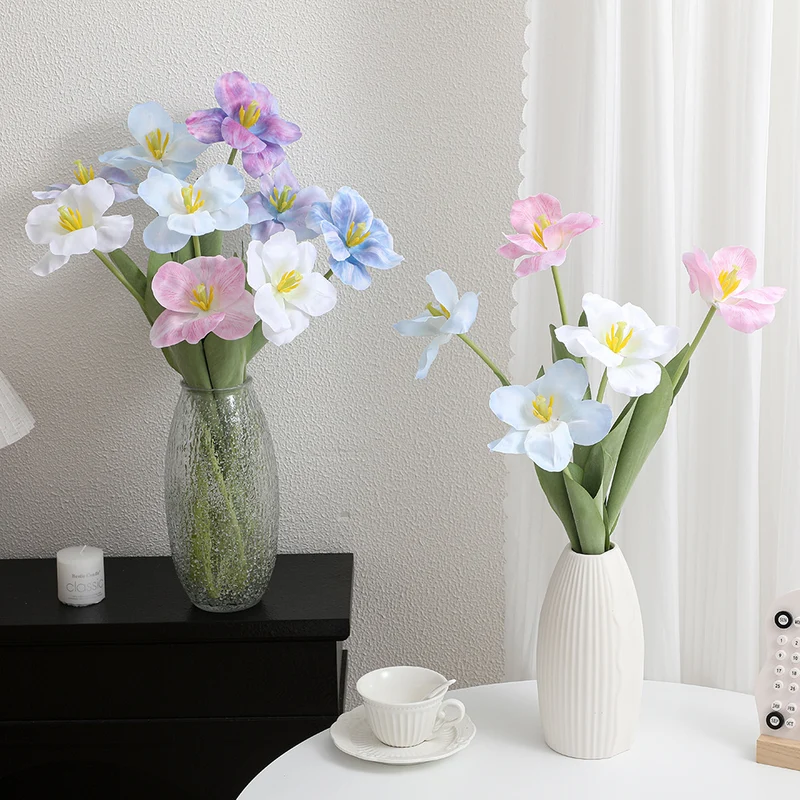 Künstliche Tulpenblüte mit detaillierten Blütenblättern Karnz