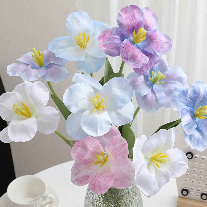 Künstliche Tulpenblüte mit detaillierten Blütenblättern Karnz