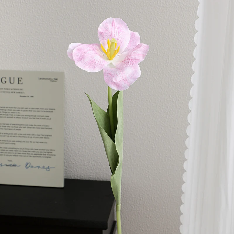 Künstliche Tulpenblüte mit detaillierten Blütenblättern Karnz