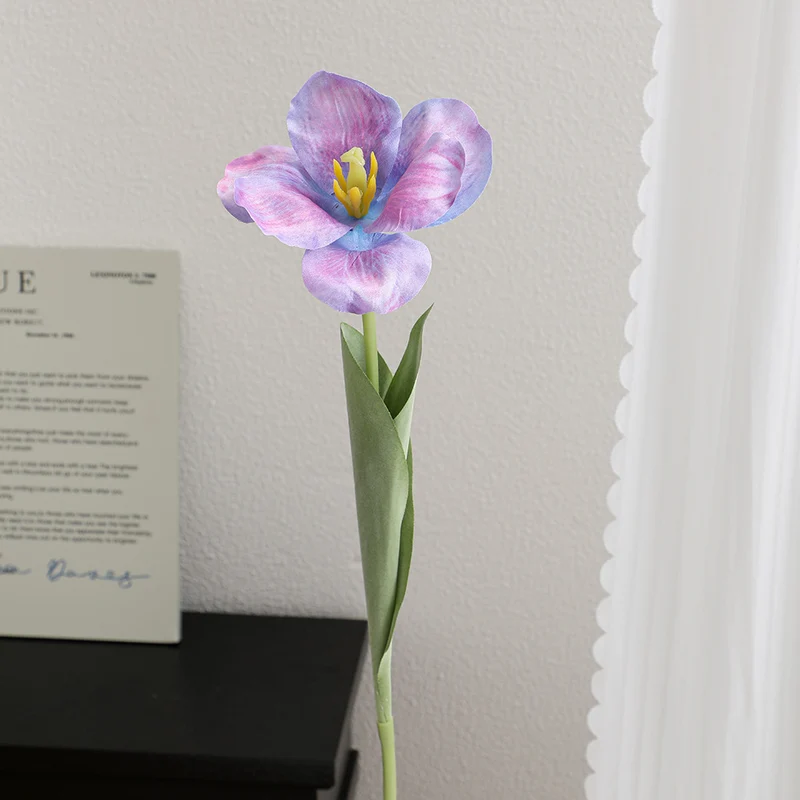 Künstliche Tulpenblüte mit detaillierten Blütenblättern Karnz