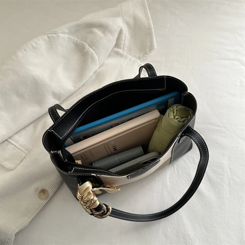 Strukturierte Tote-Handtasche mit dekorativem Schal