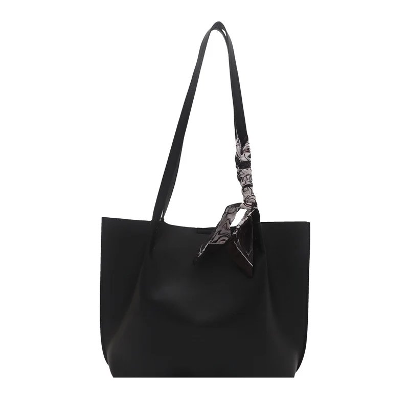 Minimalistische Tote-Handtasche mit dekorativem Schal