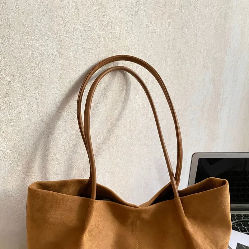 Minimalistische Wildleder Schultertasche