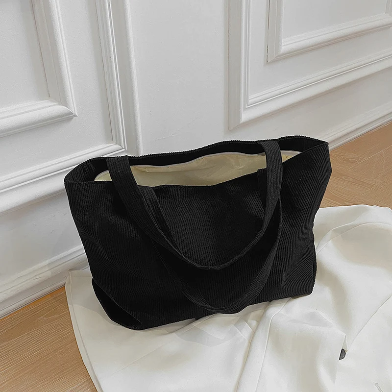 Funktionale Corduroy Tote Bag mit Flauschigen Charm