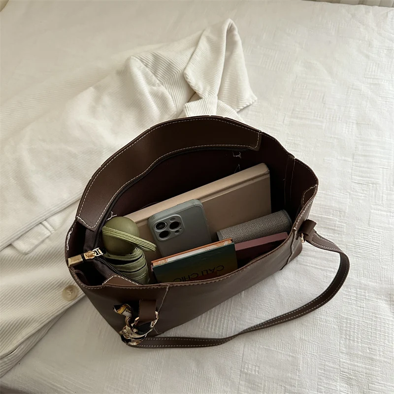 Stylische Tote-Handtasche mit dekorativem Schal