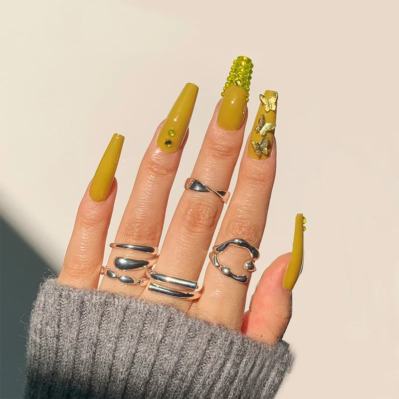 Nagelkunst mit Herz- und Lippenmotiven Karnz