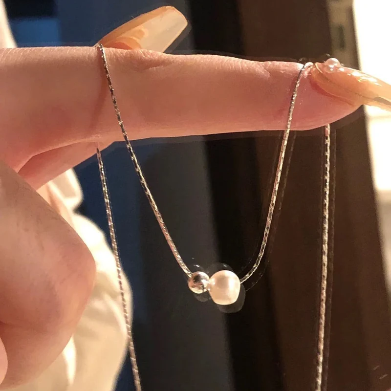 Pearl necklace with acrylic pendant