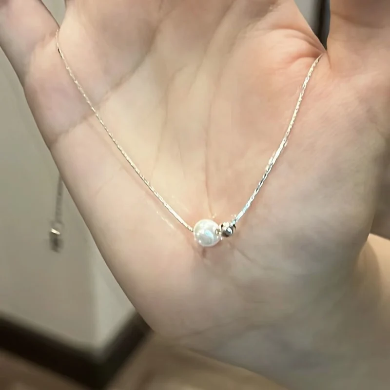 Pearl necklace with acrylic pendant