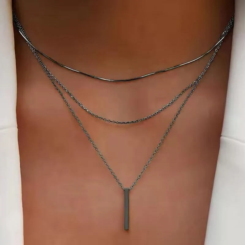 Pearl necklace with acrylic pendant