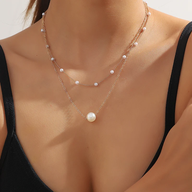 Pearl necklace with acrylic pendant