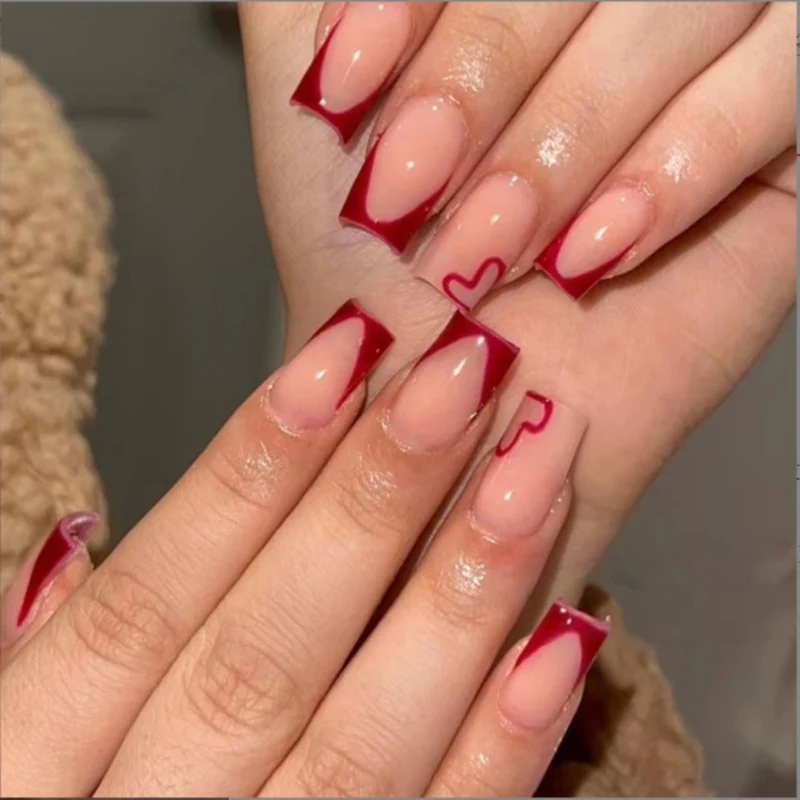 Elegantes herzverziertes Nagelkunstdesign Karnz