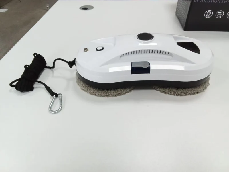 Automatic window cleaning robot with spray system