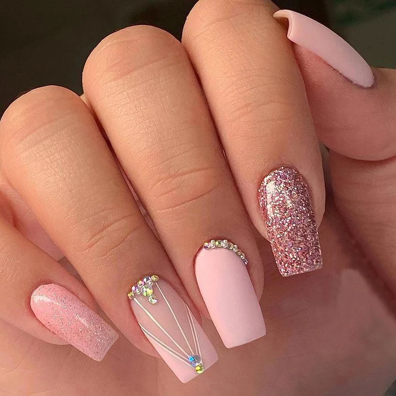 Dekorative Glitzernde Nagelkunst Karnz