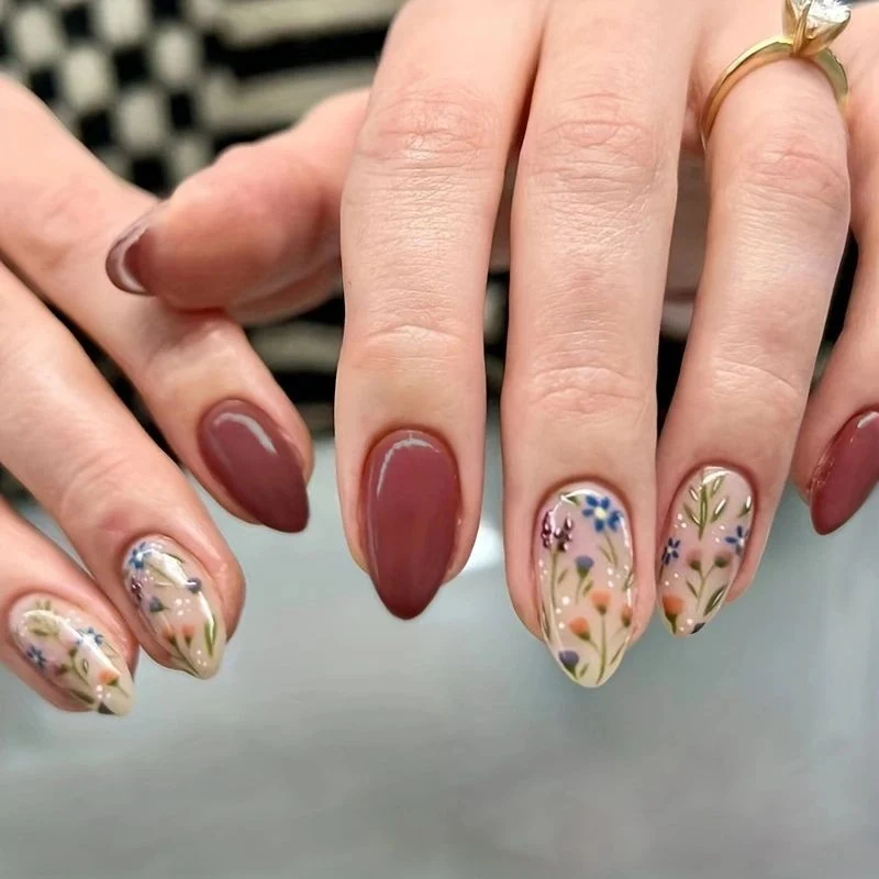 Blumenverziertes Nagelkunst-Set Karnz