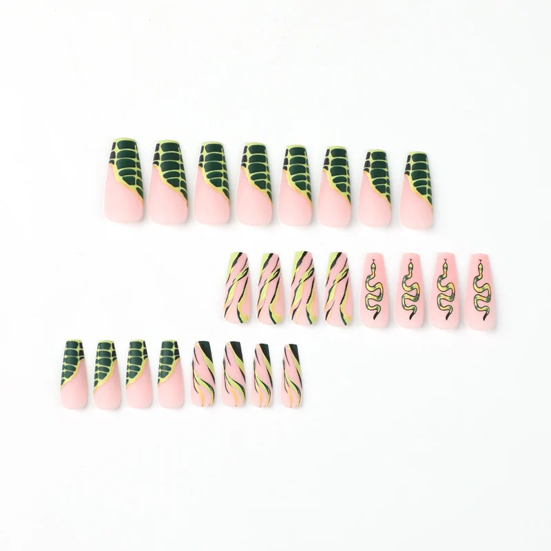 Kunstvolle Nagelverlängerungen mit Serpentinen-Design Karnz