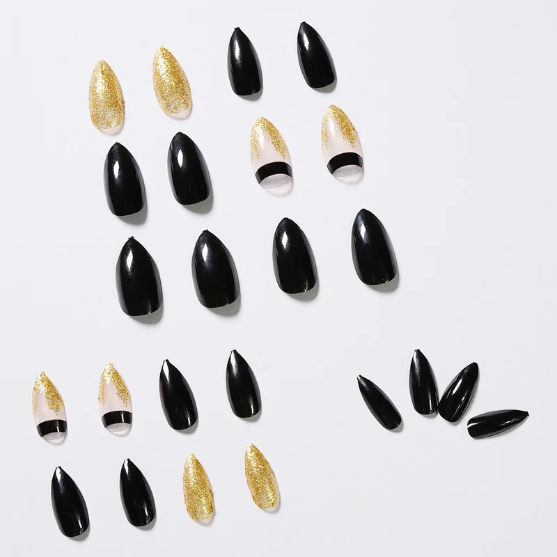 Kunstvolle Nagelverlängerungen mit schwarzem Glanz und eleganten Akzenten Karnz