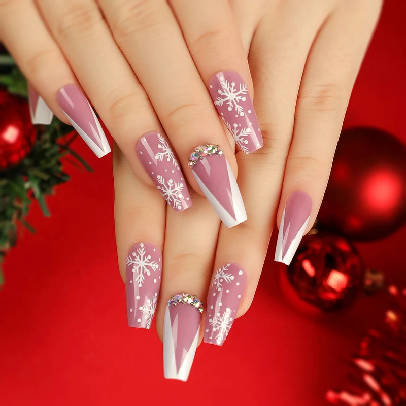 Kunstvolle Nagelverlängerungen mit Schneeflocken-Design und Glitzerakzenten Karnz