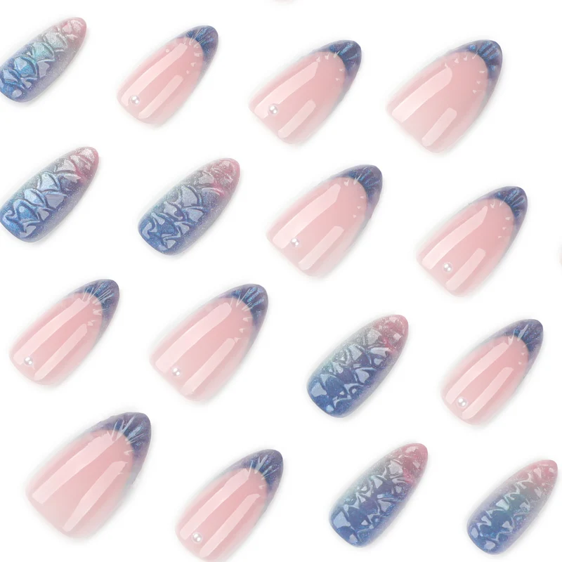 Kunstvolle Nagelverlängerungen mit schimmerndem Farbenspiel und glamourösen Akzenten Karnz