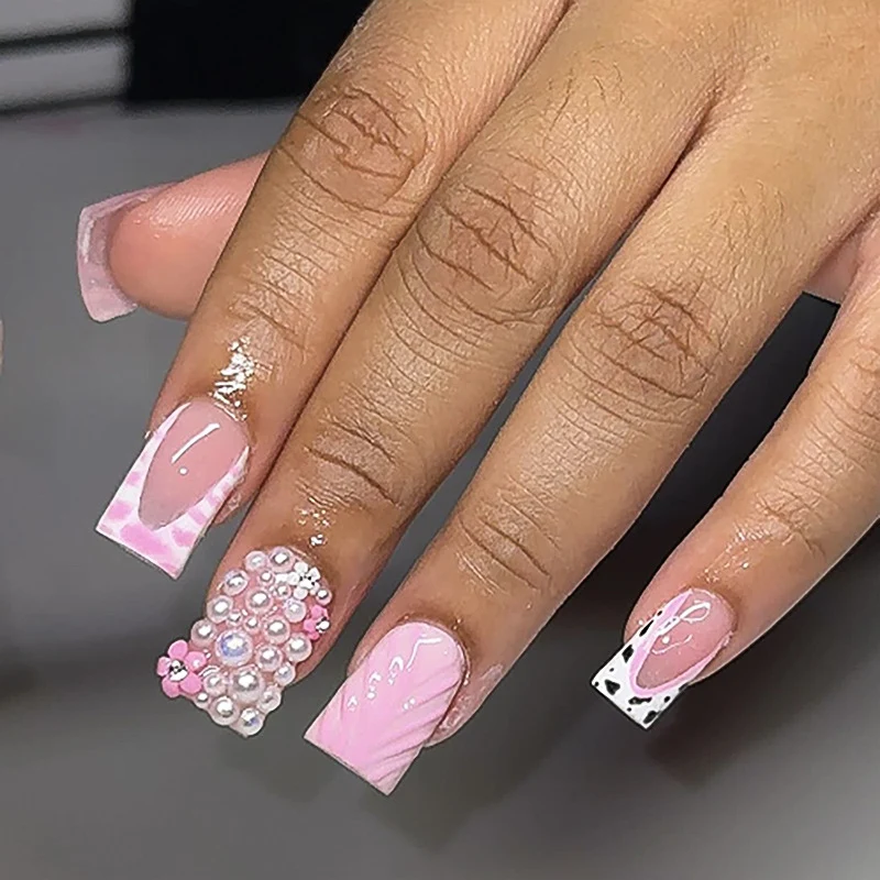Kunstvolle Nagelverlängerungen mit Perlmutteffekten und zartem Design Karnz