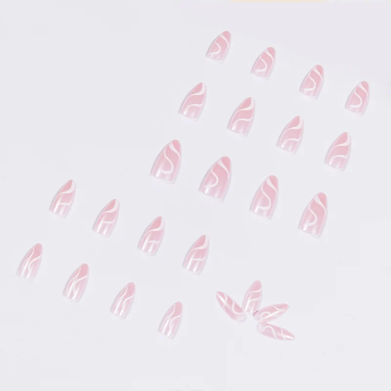 Kunstvolle Nagelverlängerungen mit geschwungenem Design Karnz