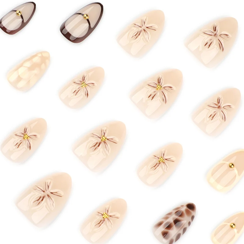 Kunstvolle Nagelverlängerungen mit floralen und Glitzerdetails Karnz