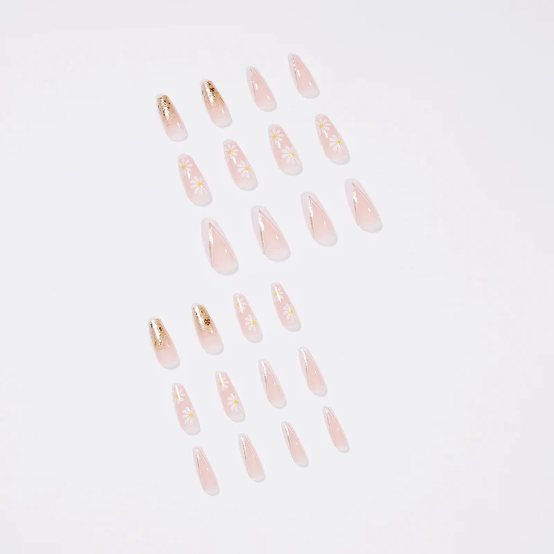 Kunstvolle Nagelverlängerungen mit floralen Designs und Glitzerakzenten Karnz