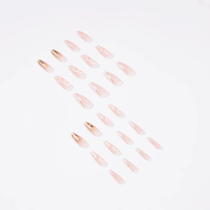 Kunstvolle Nagelverlängerungen mit floralen Designs und Glitzerakzenten Karnz