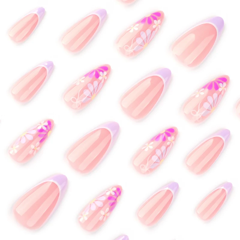 Kunstvolle Nagelverlängerungen mit floralen Akzenten und Glanz Karnz