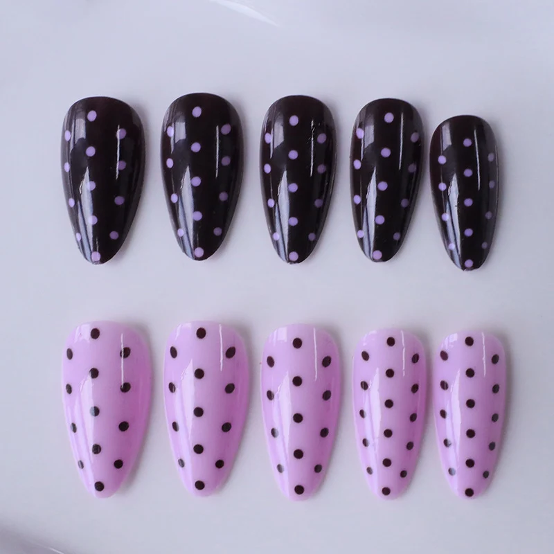 Künstlerische Polka Dot Nagelverzierungen Karnz