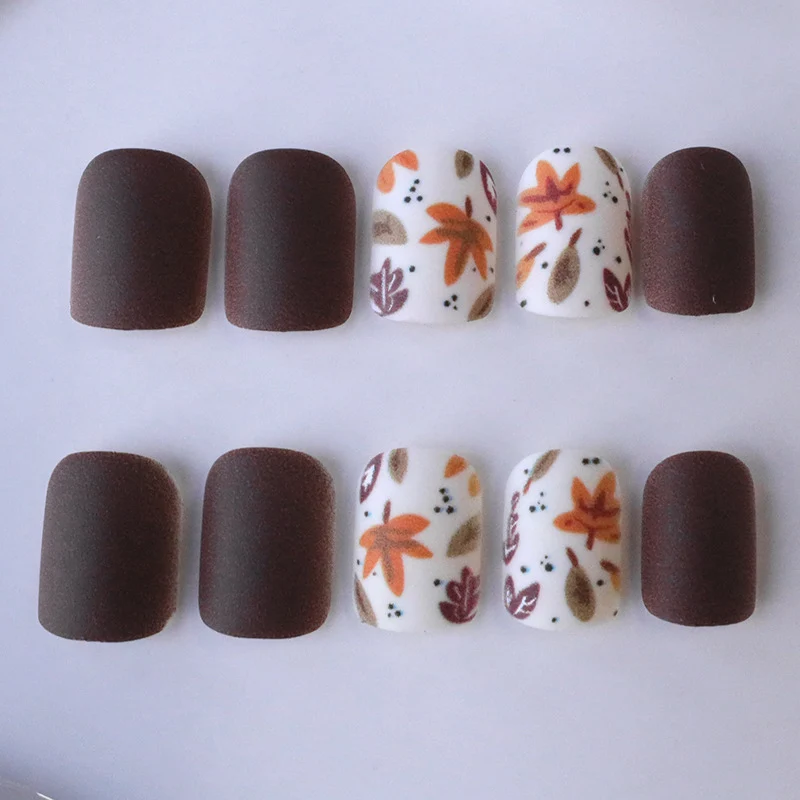 Herbst-inspirierte florale Nagelkunst-Verstärkungen Karnz