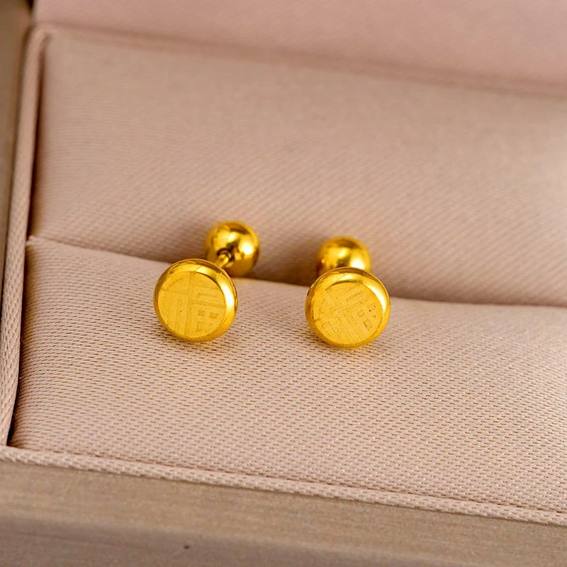 Heart-shaped stud earrings made of zinc titanium