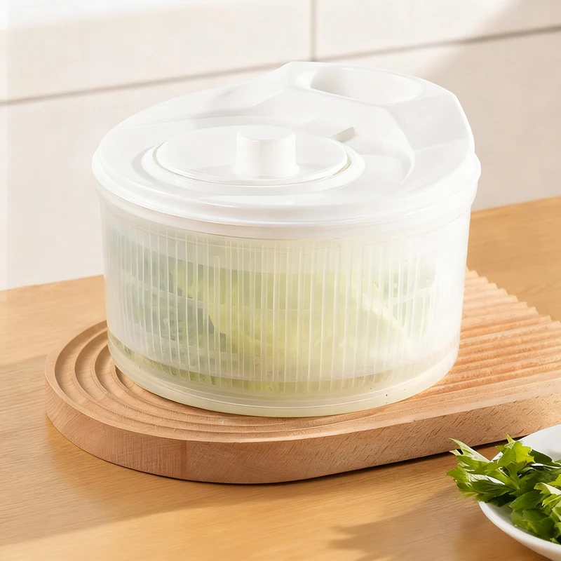 Manual salad spinner made of plastic
