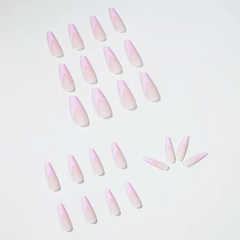 Kunstvolle Nagelverlängerungen mit eleganter V-Form Karnz