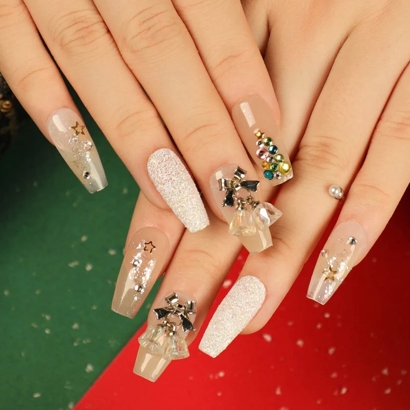 Kunstvolle Nagelverlängerungen mit eleganten Kristallverzierungen Karnz